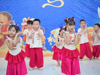 VUI HỘI TRUNG THU - LUNG LINH RƯỚC ĐÈN CÙNG HỌC SINH NGUYỄN KHUYẾN.